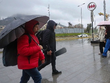 Región Metropolitana registra más de 60 mm de lluvia y Senapred alerta por núcleo frío en el norte