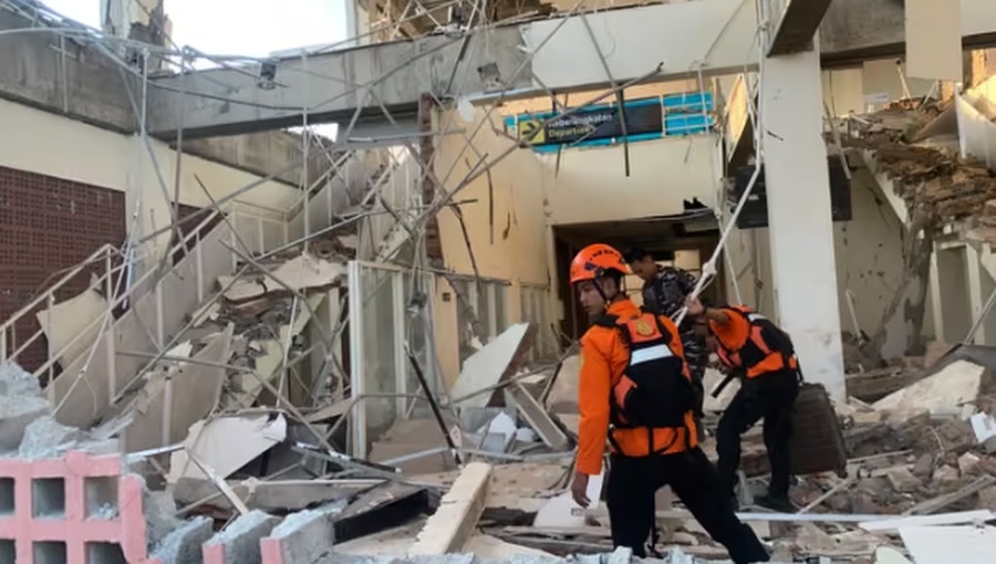 Aumentan a más de 50 los muertos por el terremoto de magnitud 7,7 en Indonesia