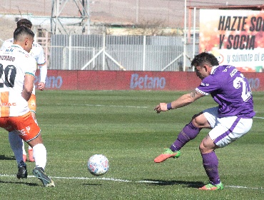 Deportes Concepción derrota a Cobresal en El Salvador y se aleja del descenso
