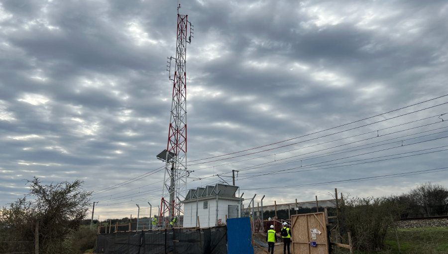 EFE Valparaíso refuerza seguridad del Tren Limache-Puerto con nueva estación de comunicaciones de 24 metros de altura