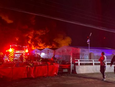 Bomberos reconoce que llegaron sin saber que enfrentaban un incendio con químicos en La Cruz: llamas superaron los 30 metros