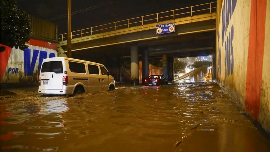 Perú declara "emergencia" en Lima y ocho departamentos tras graves inundaciones