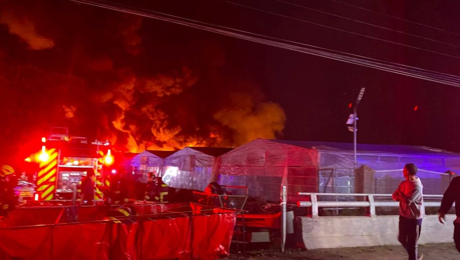 Bomberos reconoce que llegaron sin saber que enfrentaban un incendio con químicos en La Cruz: llamas superaron los 30 metros