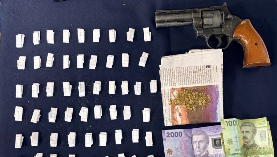 PDI desbarata punto de venta de drogas en Cartagena y detiene a tres personas: incautan cocaína, cannabis dosificada y un revólver
