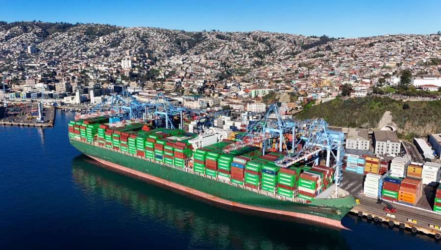 "Tampa Triumph": el gigante de casi 366 metros que recaló en el puerto de Valparaíso