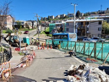 Habilitan pista norte de Av. El Tamarugal y avanza reparación de socavón en El Olivar