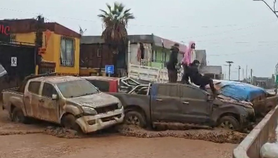 Alerta Roja para Antofagasta, Taltal, Mejillones y Tocopilla por sistema frontal: aluvión arrastró vehículos en sector de Tocopilla