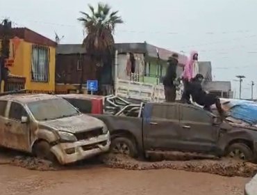 Alerta Roja para Antofagasta, Taltal, Mejillones y Tocopilla por sistema frontal: aluvión arrastró vehículos en sector de Tocopilla