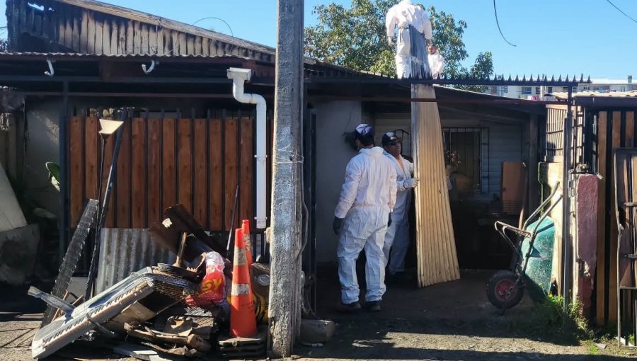 Continúan labores de despeje y retiro de escombros tras incendio que afectó viviendas en la población Amanecer de Quillota