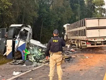 Tragedia en el sur de Brasil: choque frontal entre minibús y camión deja al menos 23 muertos en Paraná