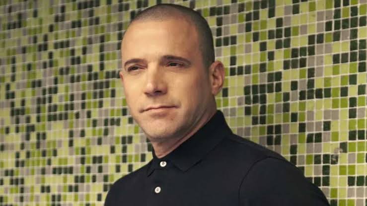 Julián Elfenbein es internado en una clínica de Santiago y se desconoce su estado de salud