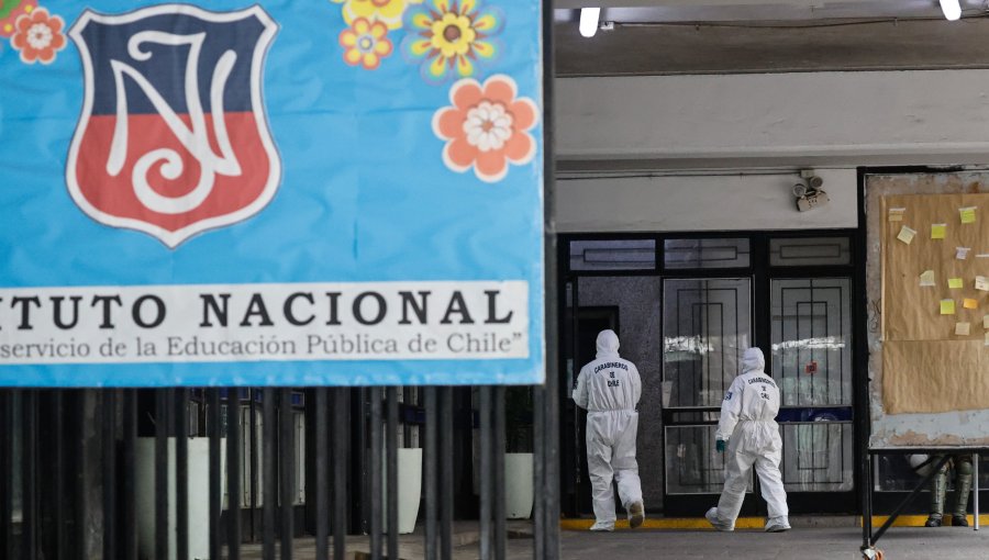 Alumno del Instituto Nacional fue detenido por amenaza de tiroteo: fue sorprendido con municiones, morfina y 14 celulares