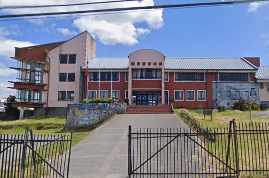 Acusan que carabineros habrían forzado a dos alumnos a desvestirse durante procedimiento en liceo de Quellón: Presentan denuncia en Fiscalía