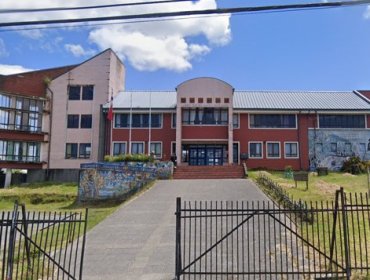 Acusan que carabineros habrían forzado a dos alumnos a desvestirse durante procedimiento en liceo de Quellón: Presentan denuncia en Fiscalía