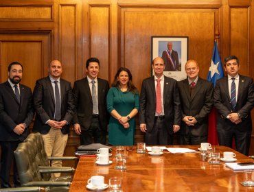 Parlamentarios oficialistas tras reunión con ministro Arrau aseguran que "hay voluntad de hacer cambios" a la reforma de seguridad