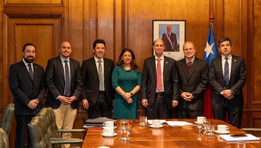 Parlamentarios oficialistas tras reunión con ministro Arrau aseguran que "hay voluntad de hacer cambios" a la reforma de seguridad