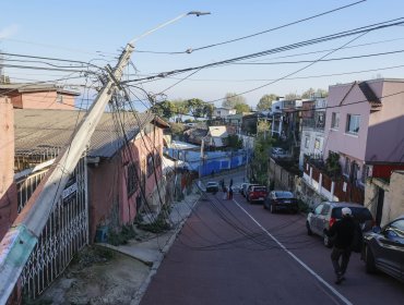 Camión derriba postes y deja cables energizados en el cerro Esperanza de Valparaíso