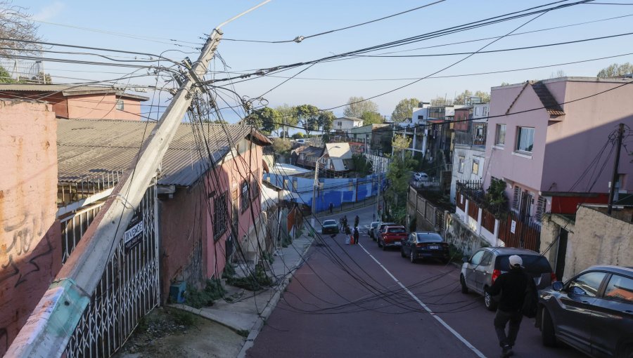 Camión derriba postes y deja cables energizados en el cerro Esperanza de Valparaíso