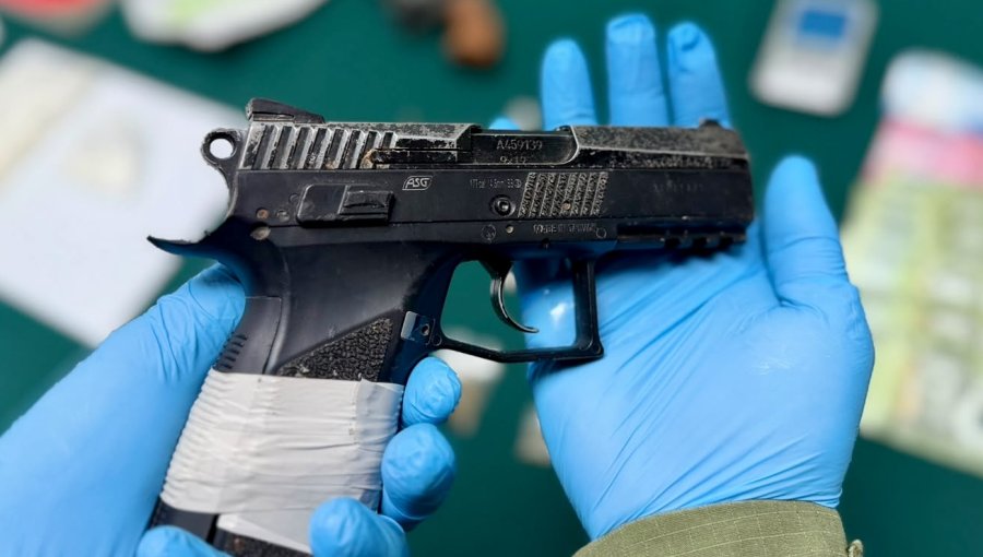 Tres detenidos deja operativo del OS7 en San Antonio: carabineros incautaron droga, municiones y armas a fogueo