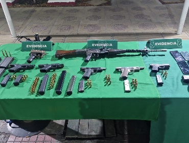 Cuatro detenidos deja hallazgo de arsenal en departamento de El Bosque: sujetos poseían un fusil, pistolas y municiones
