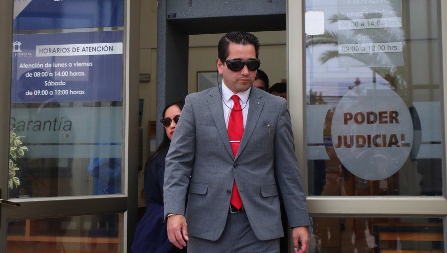 Roban credencial del Congreso y documentos desde automóvil fiscal del diputado Javier Olivares en edificio de Viña del Mar
