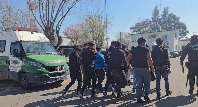 76 hinchas de la U. de Chile fueron detenidos en San Miguel tras tomarse un bus RED
