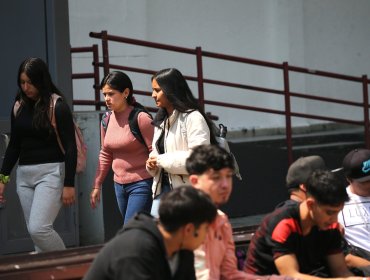 Tres universidades de Santiago suspenden clases presenciales tras recibir amenazas en redes sociales