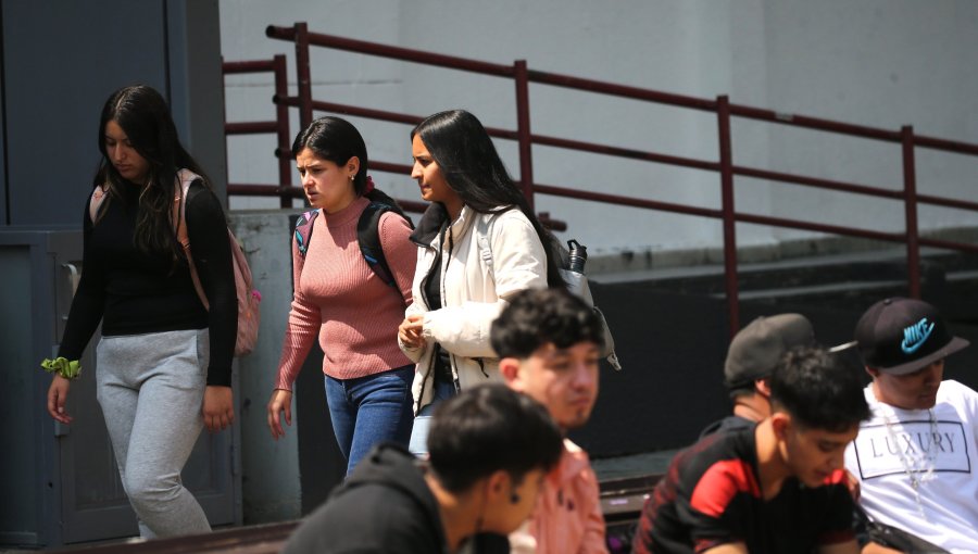 Tres universidades de Santiago suspenden clases presenciales tras recibir amenazas en redes sociales