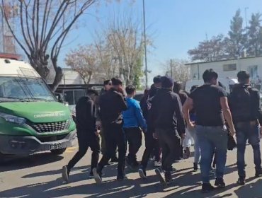 76 hinchas de la U. de Chile fueron detenidos en San Miguel tras tomarse un bus RED