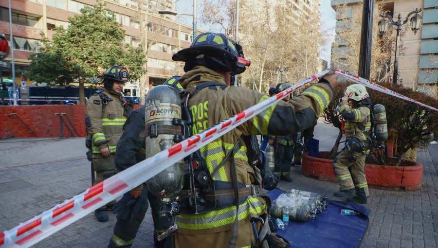 Estación Santa Ana del Metro de Santiago fue evacuada por incendio en una escalera mecánica