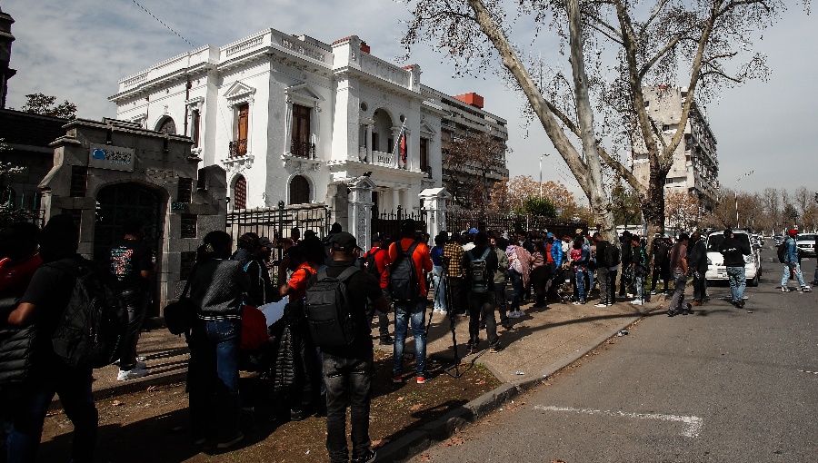 Haitianos protestan por documentación y alertan sobre riesgo de abandonar Chile