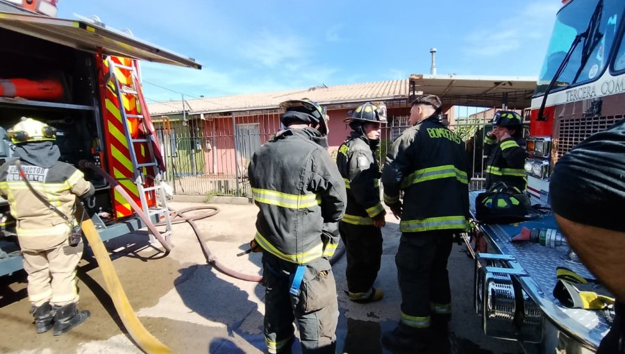 Incendio estructural consume por completo taller de orfebrería en Villa Santa Teresita de Quillota