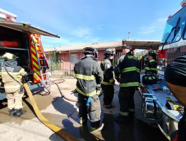 Incendio estructural consume por completo taller de orfebrería en Villa Santa Teresita de Quillota