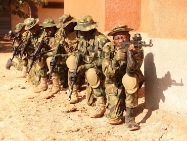 Al menos 40 muertos y más de 100 secuestrados en ola de asaltos en Nigeria