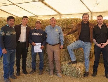 La Ligua entrega 3.000 fardos de pasto a crianceros afectados por los temporales