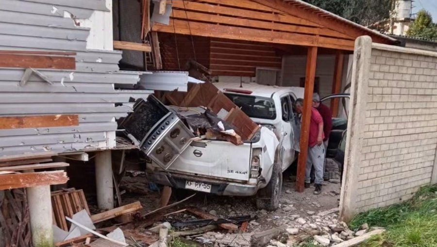 Camioneta traspasa muro e impacta a toda velocidad contra una vivienda en El Tabo