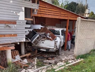 Camioneta traspasa muro e impacta a toda velocidad contra una vivienda en El Tabo