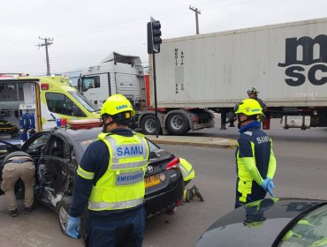 Colisión entre taxi colectivo y camión deja a una persona lesionada en Quillota