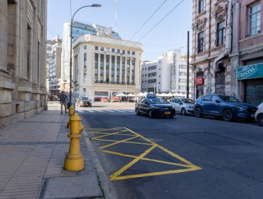 Municipio de Valparaíso renueva 15 demarcaciones viales del Barrio Puerto para reforzar seguridad de peatones y conductores