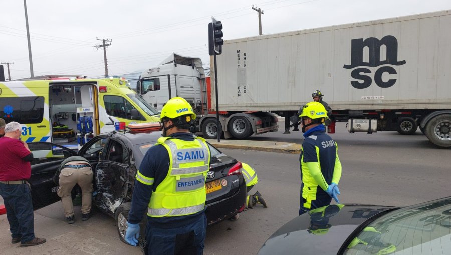 Colisión entre taxi colectivo y camión deja a una persona lesionada en Quillota