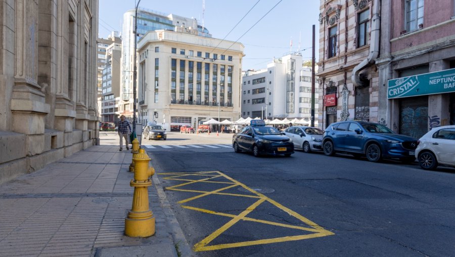 Municipio de Valparaíso renueva 15 demarcaciones viales del Barrio Puerto para reforzar seguridad de peatones y conductores