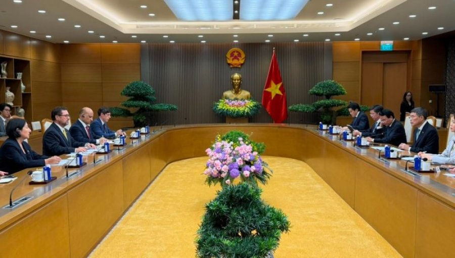 Canciller Pérez Mackenna se reúne con el primer ministro de Vietnam y acuerdan potenciar el comercio y la inversión