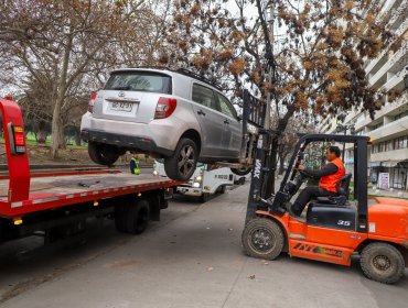 Más de 600 vehículos abandonados han sido retirados de las calles de Santiago durante este año