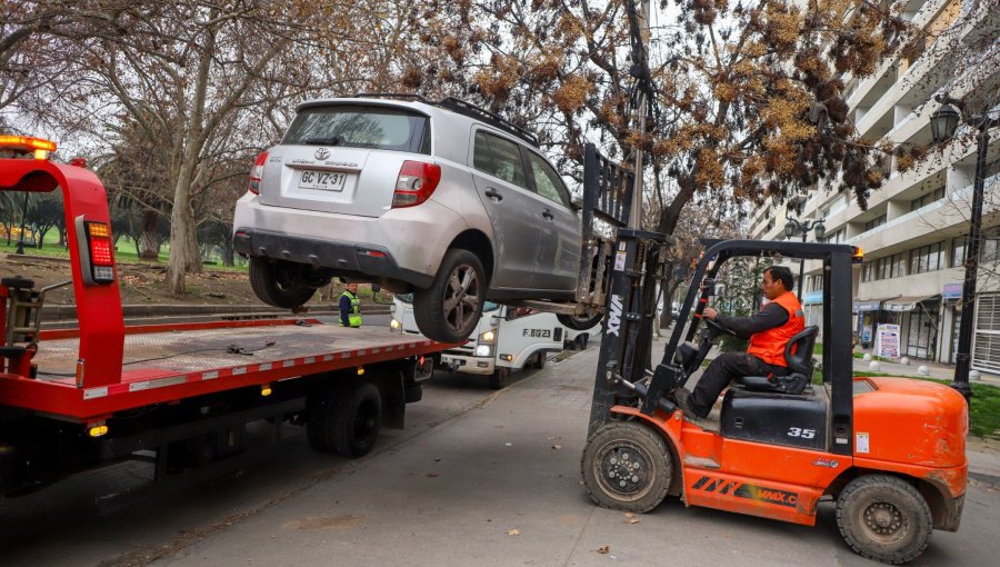 Más de 600 vehículos abandonados han sido retirados de las calles de Santiago durante este año