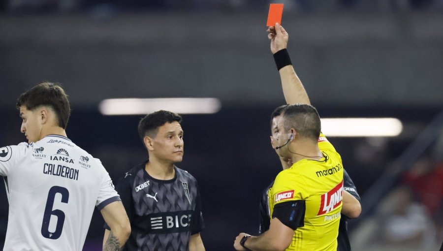 Árbitro revela motivos de las expulsiones de Zuqui y Palavecino en derrota de la UC ante Ñublense