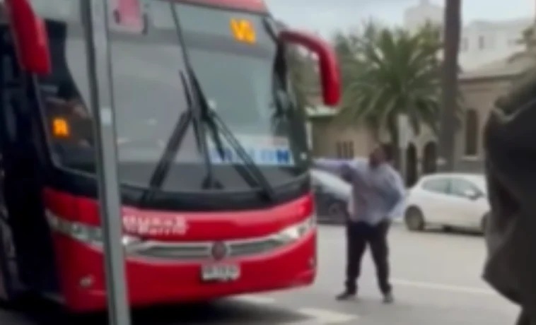 Conductor de bus interurbano utilizó un elemento contundente para atacar a otra máquina en pleno centro de Viña del Mar
