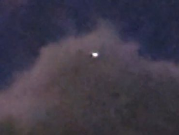¿OVNI sobre Santiago? Captan extraño objeto luminoso desplazándose entre las nubes