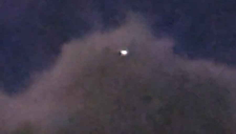 ¿OVNI sobre Santiago? Captan extraño objeto luminoso desplazándose entre las nubes