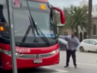 Conductor de bus interurbano utilizó un elemento contundente para atacar a otra máquina en pleno centro de Viña del Mar