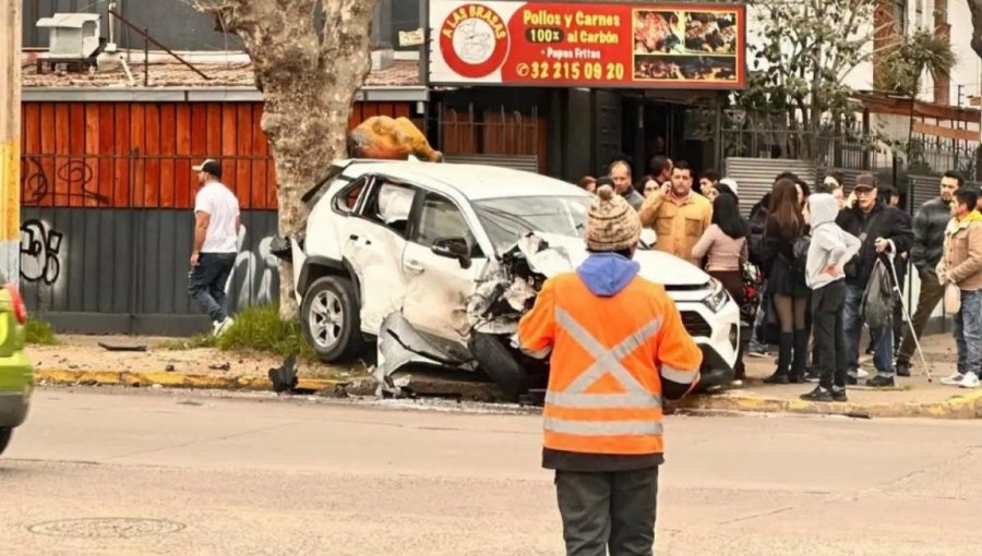 Dos personas resultaron lesionadas tras colisión entre microbús y un auto en Viña del Mar